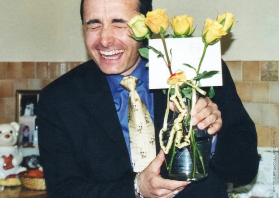 Zwei Personen freuen sich gemeinsam über ein bedeutungsvolles Geschenk